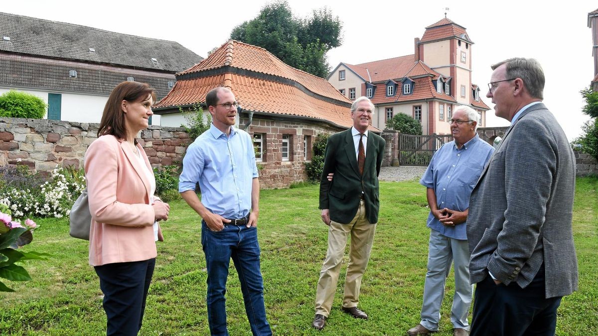 Landrätin Antje Hochwind-Schneider, Felix und Thomas Graf von Arnim sowie der frühere Gutsverwalter Claus Werner im Gespräch mit Ministerpräsidenten Bodo Ramelow (von links).