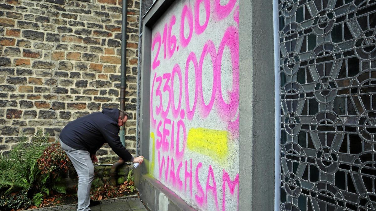 Graffiti an Kirche in WittenHerbede erinnert an Missbrauch