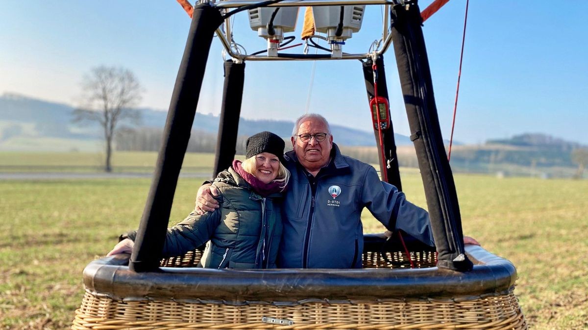 Vorfreude auf den Ausblick über das Sauerland in schwindelerregender Höhe: Tatjana Michael mit dem erfahrenen Oeventroper Ballonfahrer Hermann Löser vor dem Start.