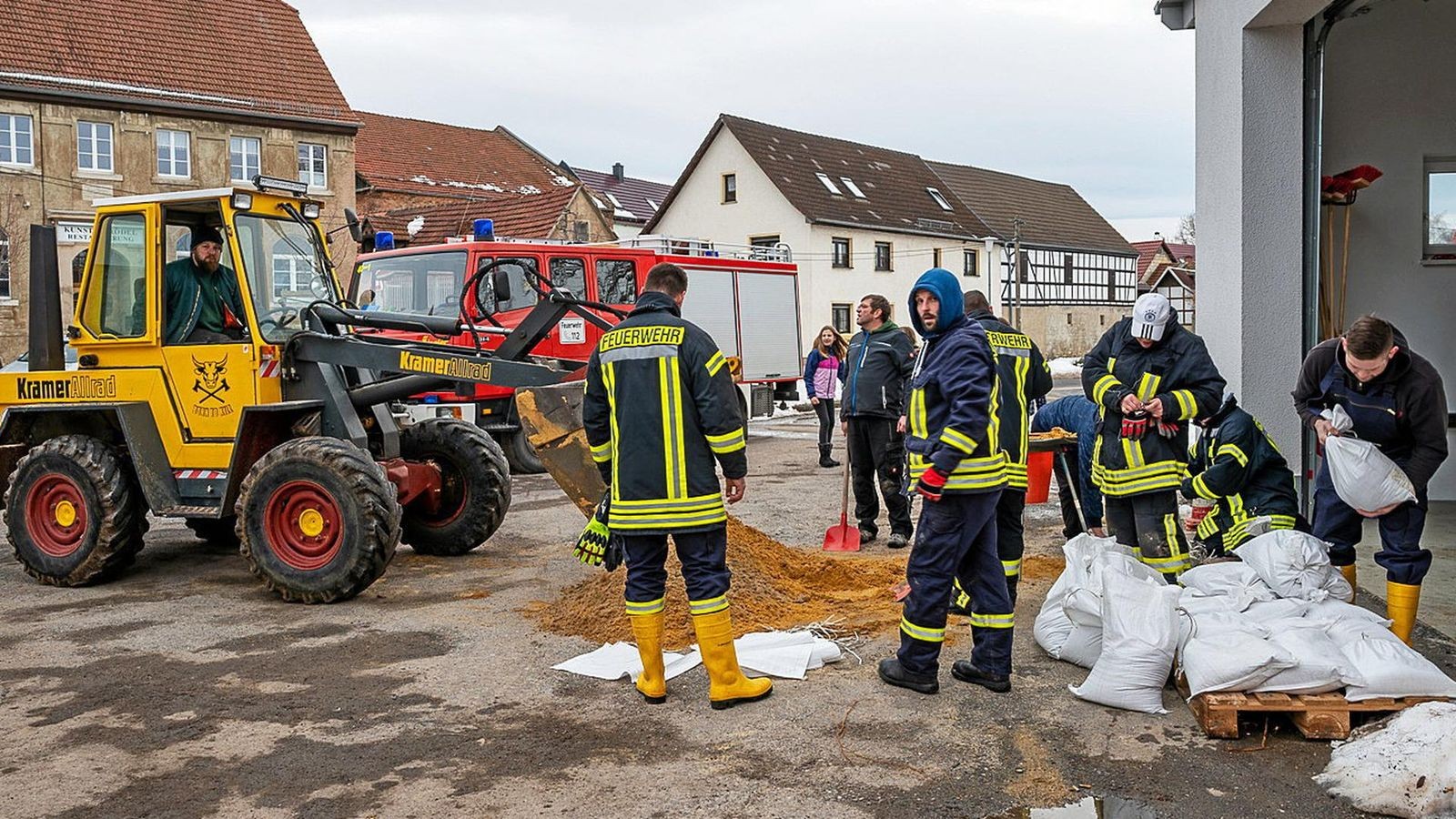 Lehnstedts Feuerwehr füllt Sandsäcke