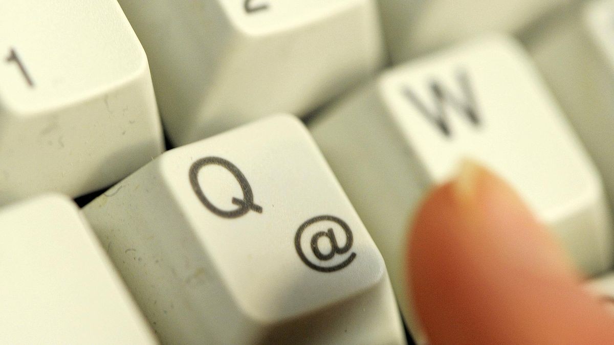 Die Anrufer geben sich als angebliche Microsoft-Mitarbeiter aus und geben zum Beispiel an, dass der private Computer angegriffen worden sei. (Symbolfoto)