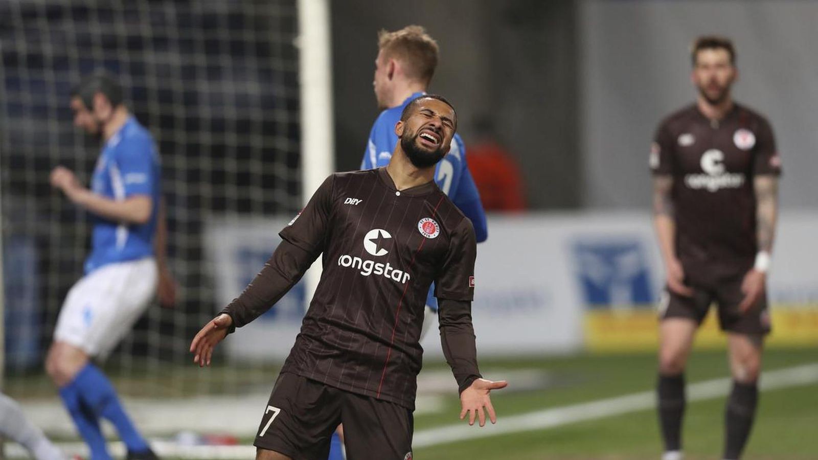 SchalkeRivale patzt FC St. Pauli verliert bei Hansa Rostock