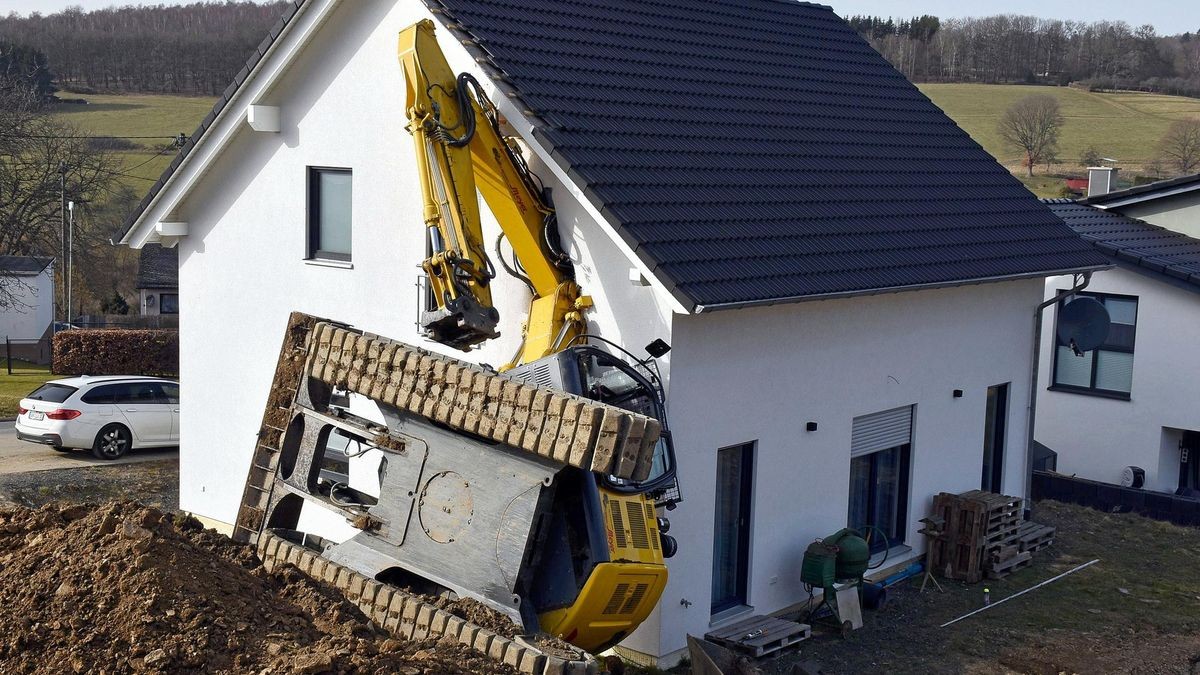 Burbach Bagger kippt bei Arbeiten in Wohnhaus