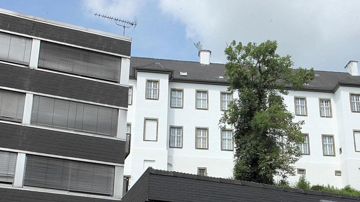Das Sauerlandmuseum soll bis hinunter zur Ruhrstraße erweitert werden. Das Leerstands-Gebäude (vorne, links) soll noch in diesem Jahr abgerissen werden.