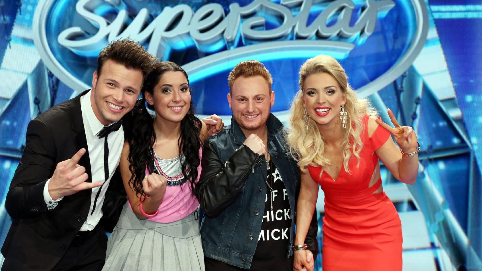 Porno rus qizlari yigitlar ustidan hukmronlik qiladi Ayol erkakning jinsiy olatini trusigiga tortadi