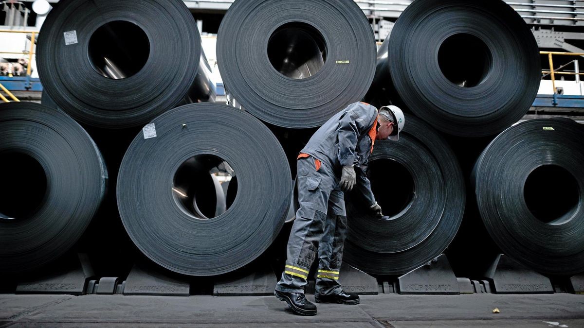 Dirk Stevens, Werksleiter von Thyssenkrupp Electrical Steel in Gelsenkirchen, begutachtet das Material.