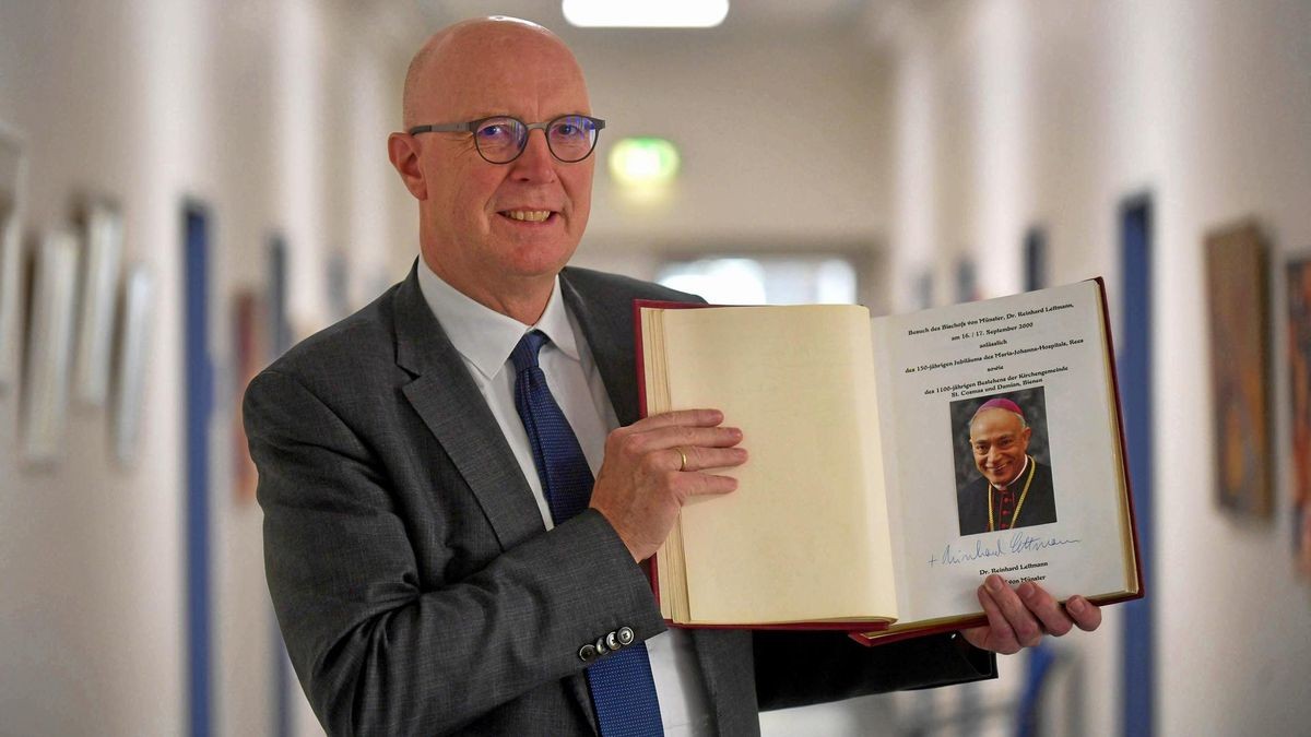 Bürgermeister Christoph Gerwers blickte mit der NRZ in das Goldene Buch der Stadt Rees.
