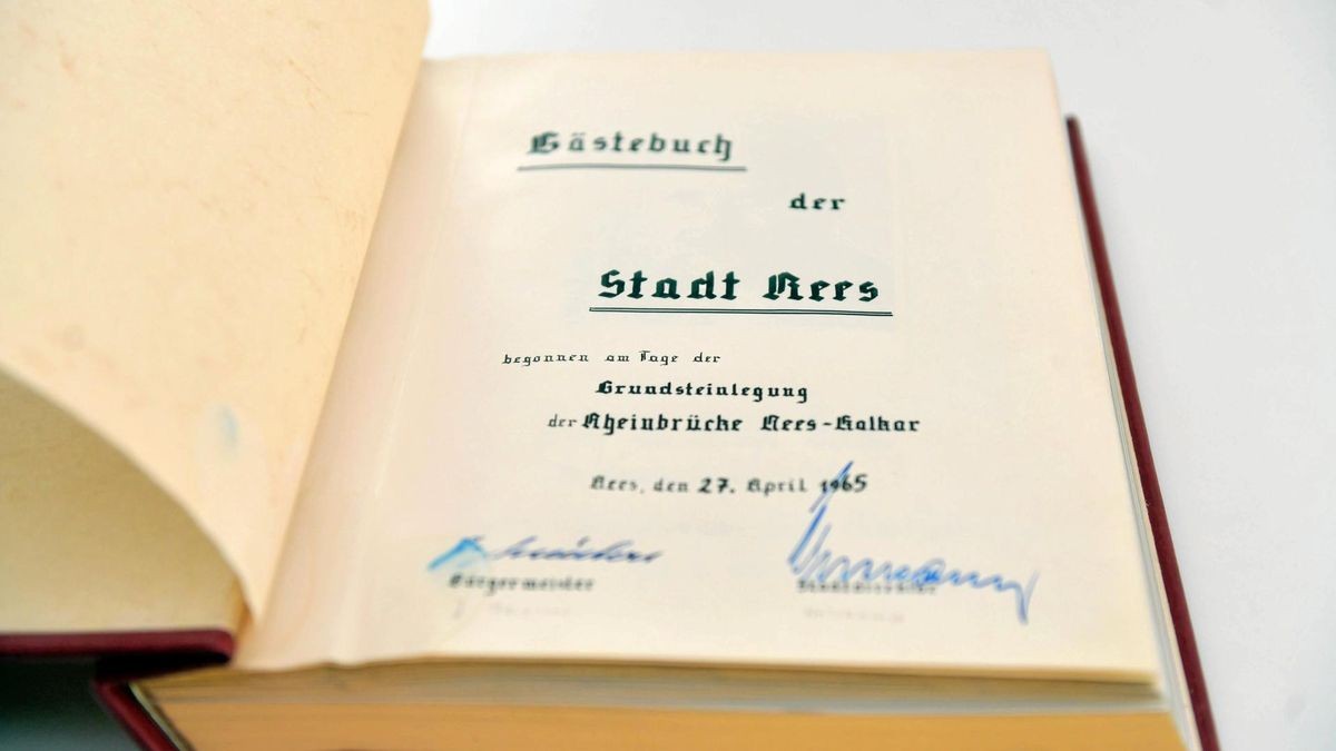 Der erste Eintrag im Gästebuch der Stadt Rees.