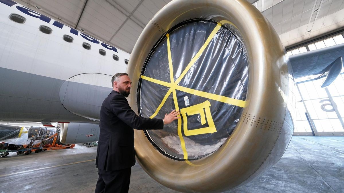 Wartungsleiter Nils Wiedemann  kontrolliert bei einem abgeklebten Triebwerk die Feuchtigkeit.  