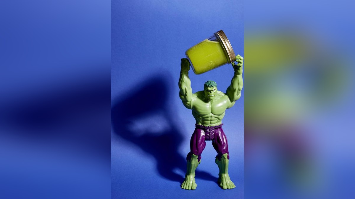 Modellfigur vom unglaublichen Hulk hält einen Behälter mit Selleriesaft hoch