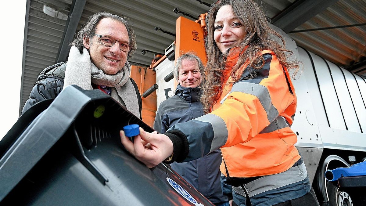 Digitale Abfallentsorgung in Hagen (von links): HEB-Geschäftsführer Uwe Unterseher-Herold, Winfried Sasse (Bereichsleiter Entsorgung) und Projektleiterin Nicole Flocco mit einem Chip-Transponder.