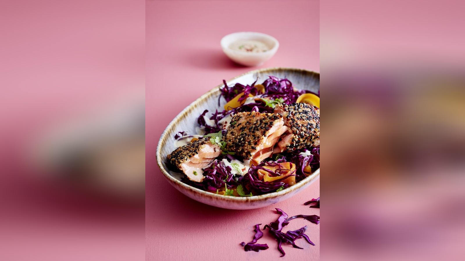 Chili-Sesam-Lachs-auf-Mango-Tahin-Slaw