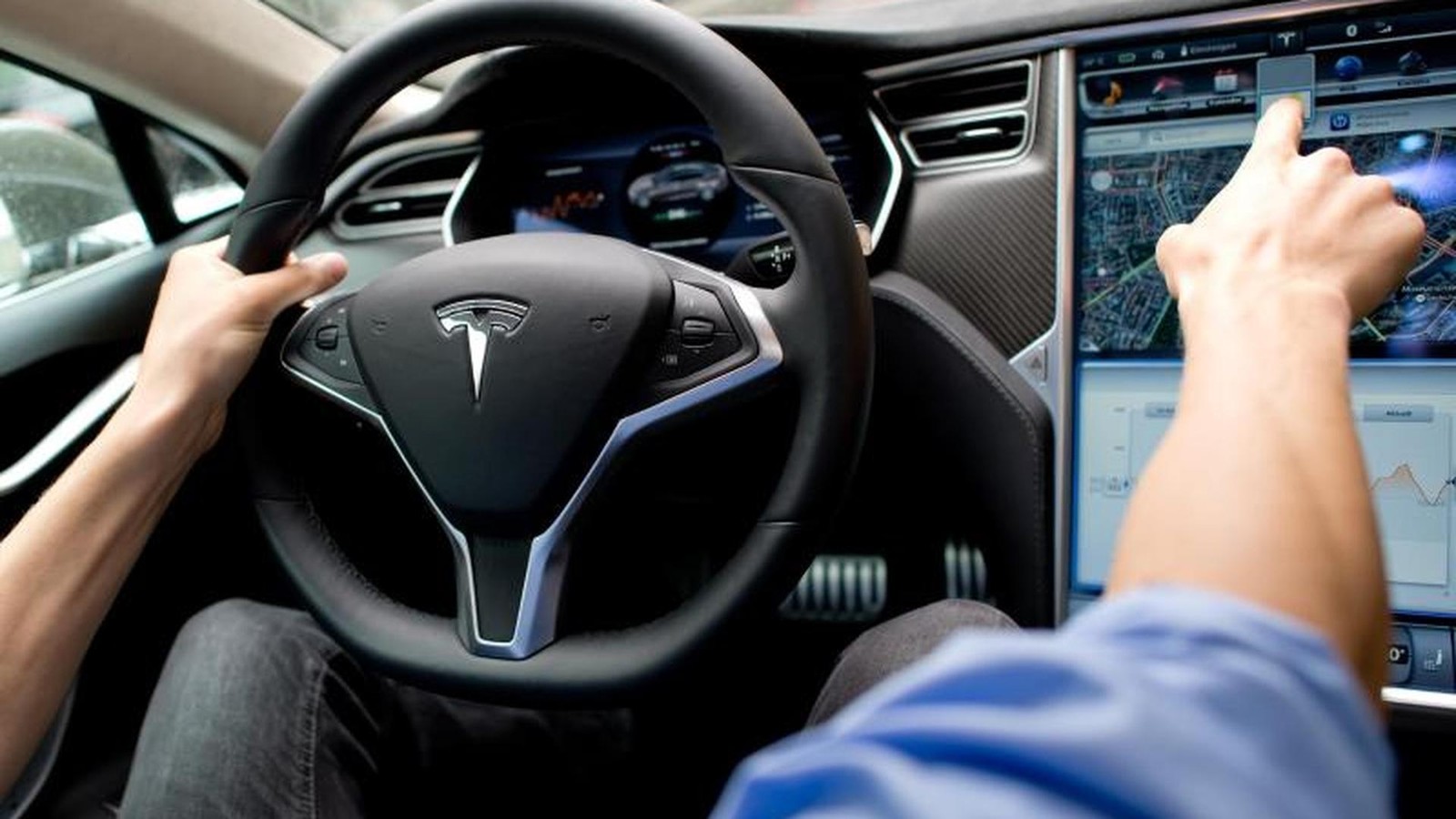 Tesla-Autopilot-Notbremsung-wegen-ein-paar-Bl-ttern