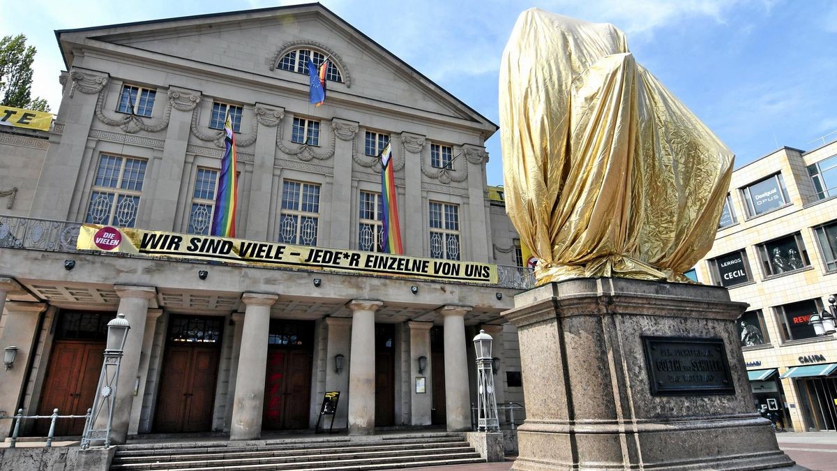 Das Dichterdenkmal auf Weimars Theaterplatz wurde goldfarben verhüllt.