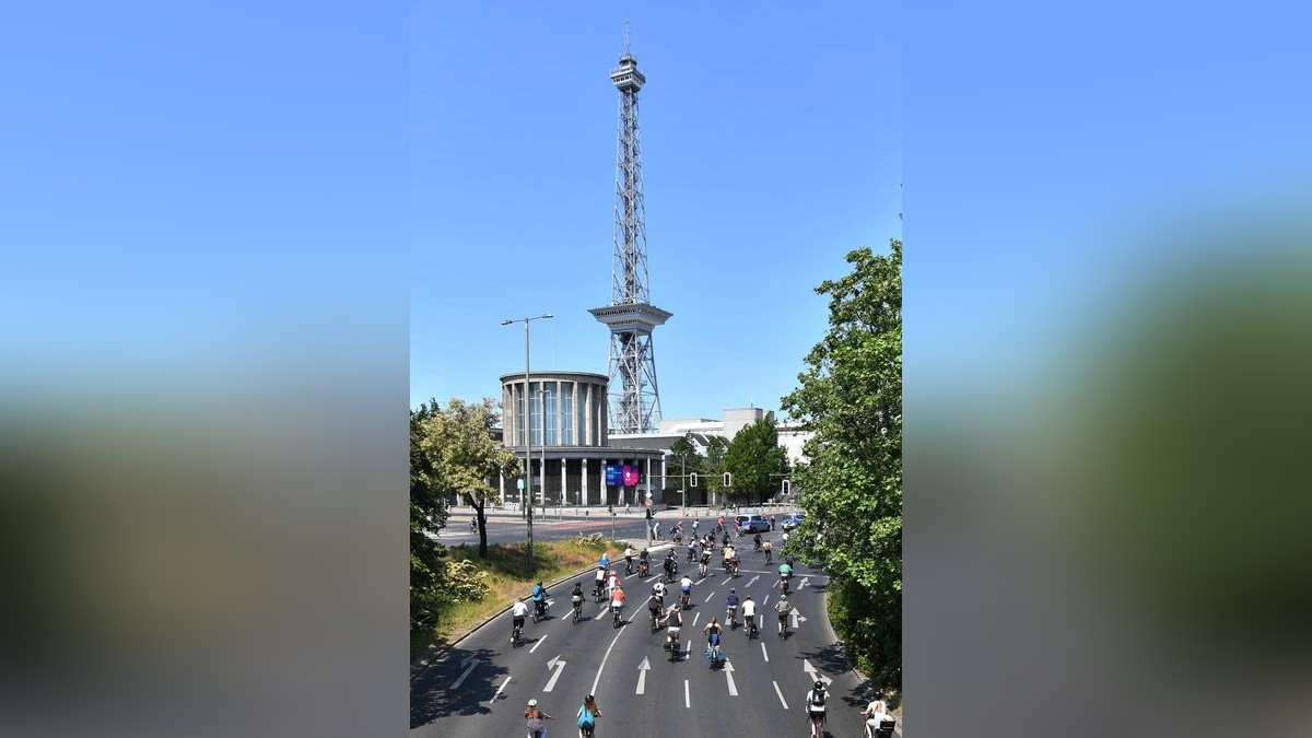 Teilnehmer Sternfahrt sind auf der Stadtautobahn in Richtung Funkturm unterwegs. 