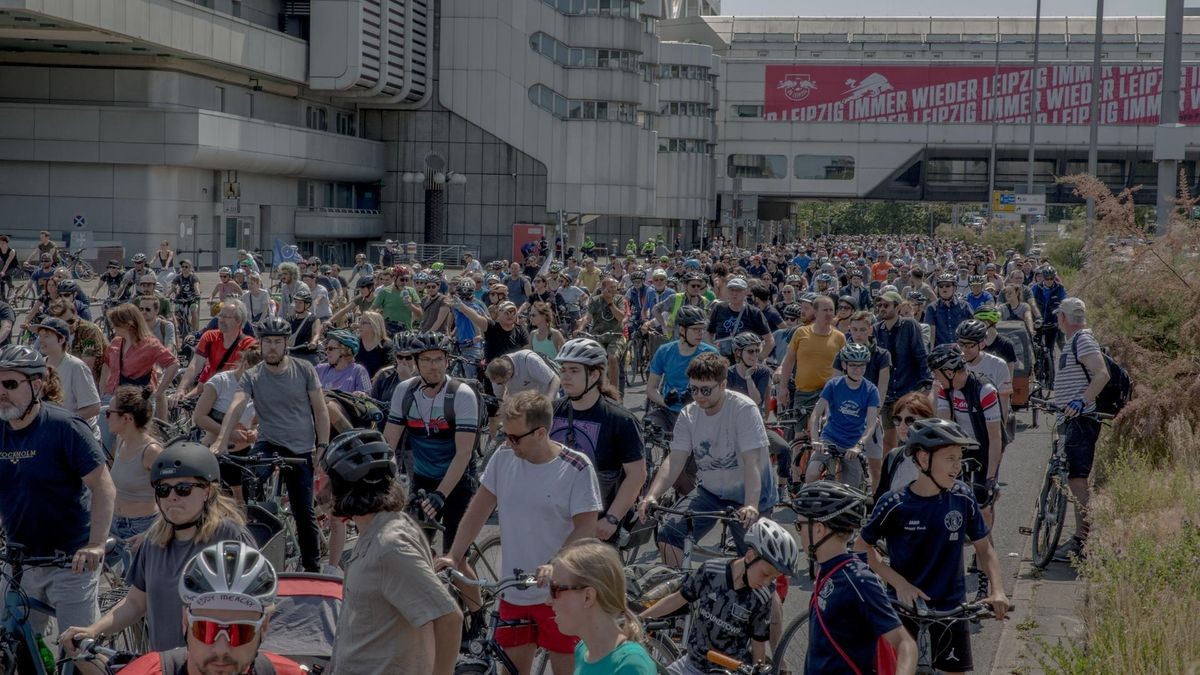 Dicht gedrängt bewegte sich die Menge fort.