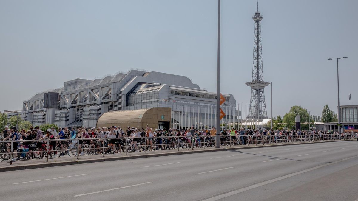 Die Radfahrer fahren am ICC vorbei.