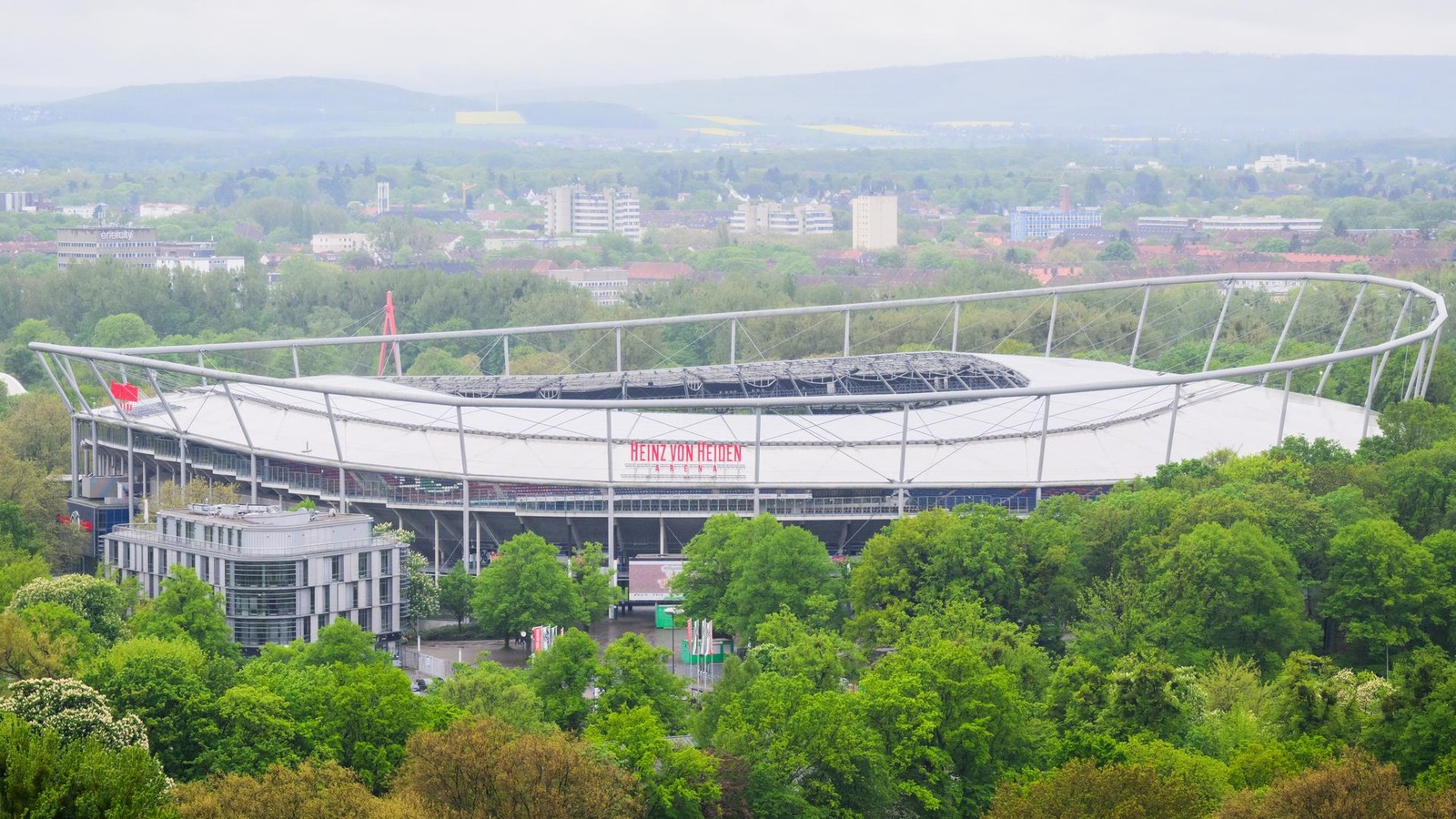Nach-VfL-Spiel-in-Hannover-Bochumer-44-von-Fanbus-berrollt-schwer-verletzt
