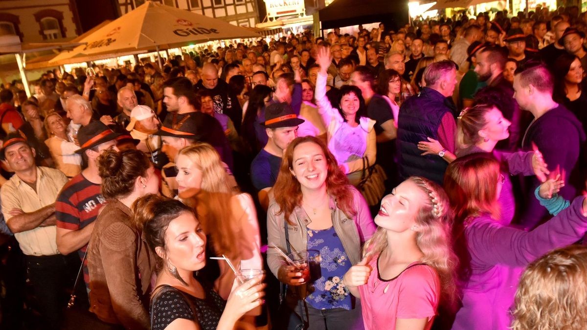 Ende August steigt das 47. Altstadtfest in Fallersleben. Dann werden der Denkmalplatz und die umliegenden Straßen wieder zur Partyzone. (Archivfoto)