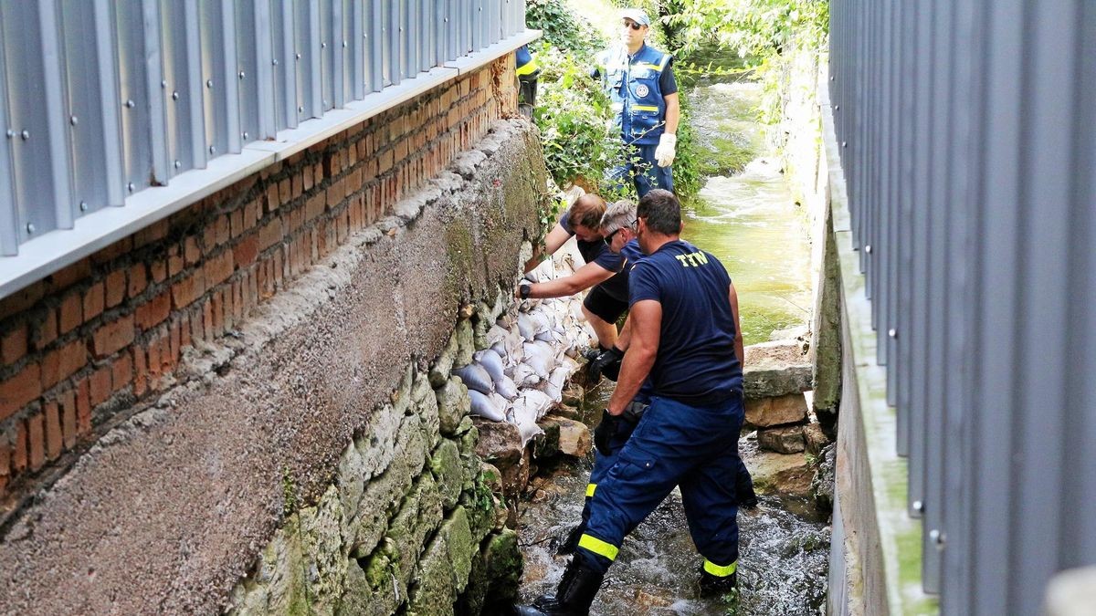 Mit Sandsäcken hat das THW am Samstsg den Verbau und technische Sicherung gemeinsam mit der Feuerwehr vorgenommen, um die ausgespülte Stelle an der Hauswand soweit zu sichern.