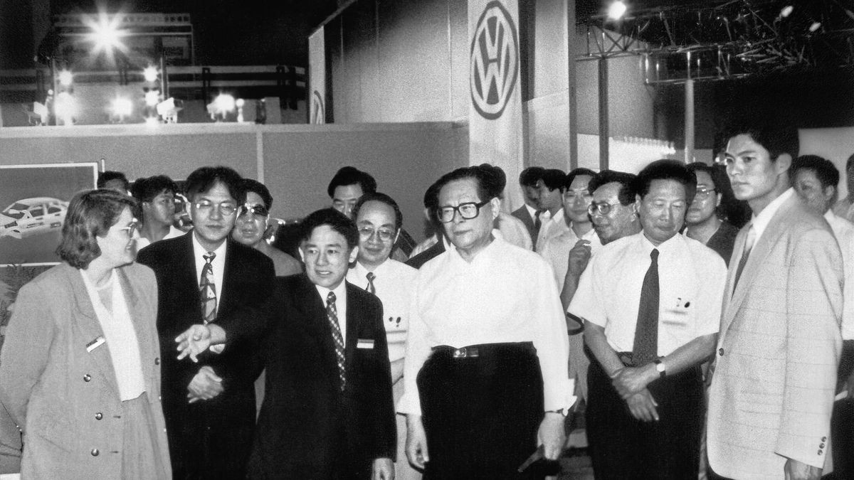 Chinas damaliger Staats- und KP-Chef Jiang Zemin (Mitte) mit Wenpo Lee (links daneben) am VW-Stand der Automesse in Peking 1996.  