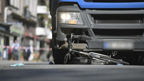 Lebensgefahr: Radfahrerin bei Unfall mit Lkw schwerst verletzt