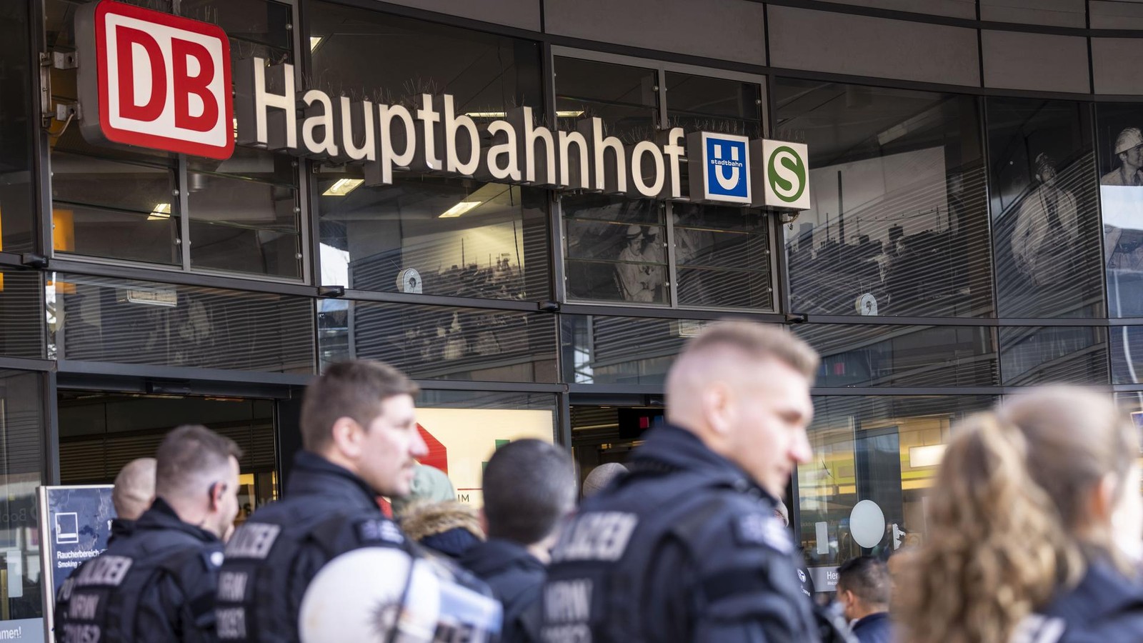 Hetzrufe-am-Gelsenkirchener-Hauptbahnhof-Polizei-trennt-rivalisierende-Fans