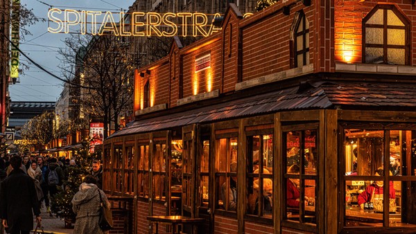 Rassistische Bedrohung auf Weihnachtsmarkt – Staatsschutz sucht blonde Frau