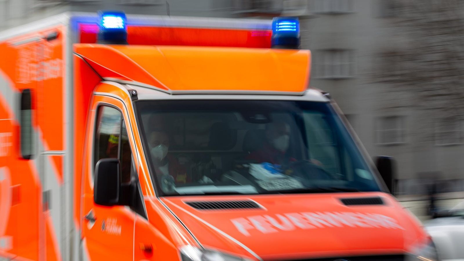 Hagen-Frau-auf-dem-Weg-zum-Bus-vom-Auto-angefahren