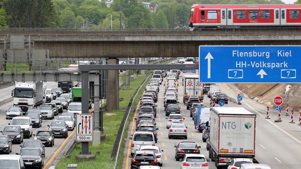 Elbtunnel-Sperrung aufgehoben  – trotzdem droht Stauwochenende