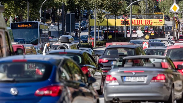 So viel Lebenszeit verlieren Autofahrer in Hamburg im Stau