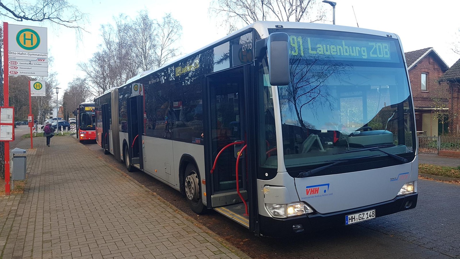 Busfahrer-verliert-Bewusstsein-Schulkinder-leisten-Erste-Hilfe