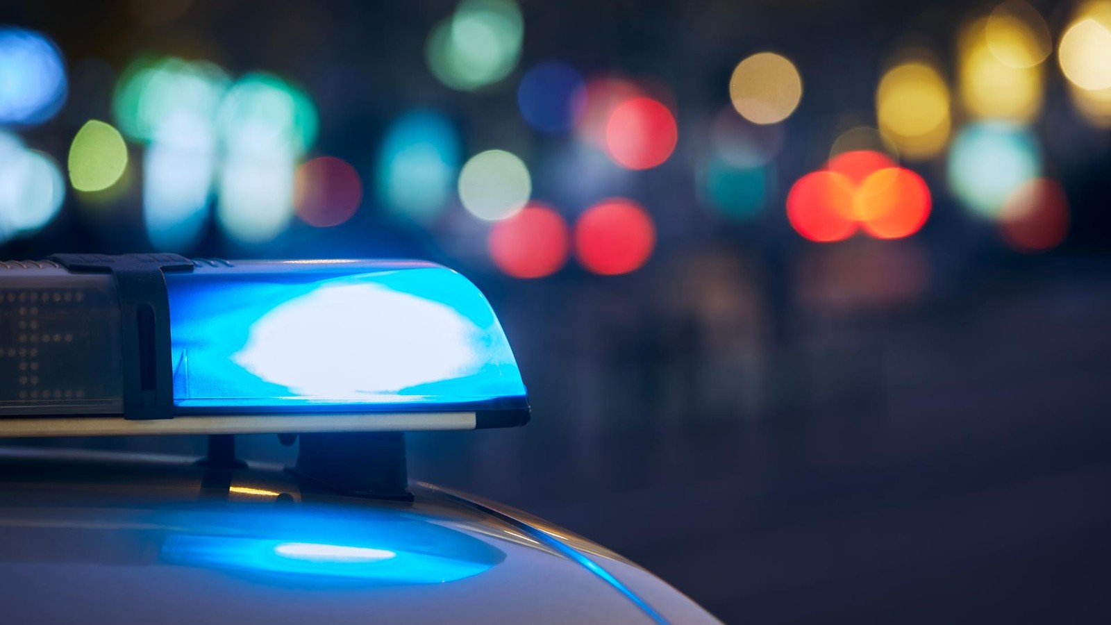 Fl-chtiges-Auto-kracht-im-Kreis-Gotha-gegen-einen-Streifenwagen