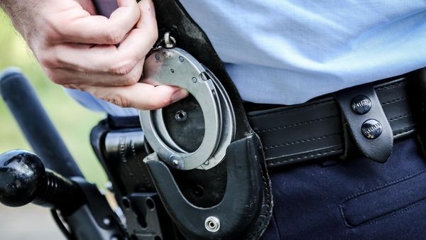 Nachbarn hören Hilfeschreie: Betrunkene Mutter attackiert Polizisten