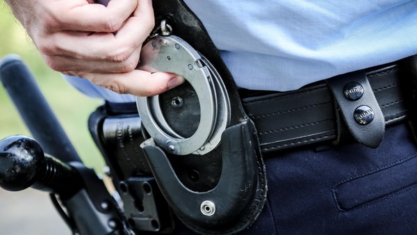 Mülheim: Zwei 17-Jährige entreißen Seniorin die Halskette