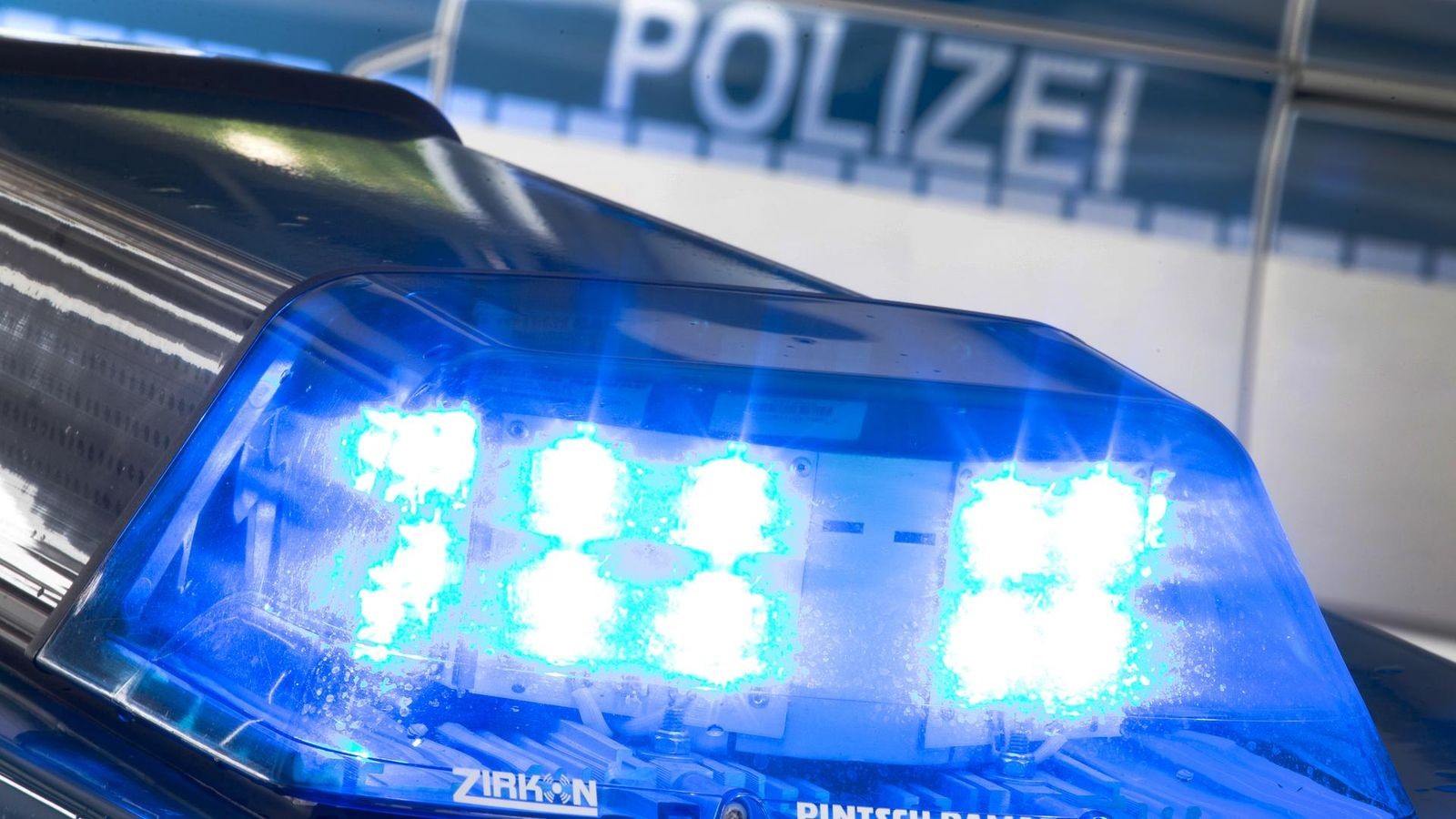 Velbert-Beiger-SUV-verursacht-Unfall-und-fl-chtet