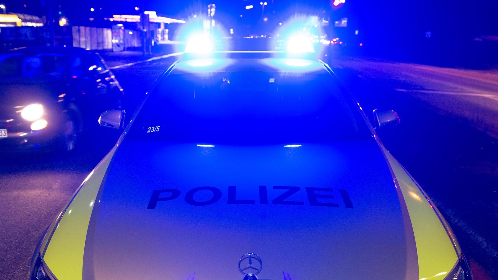 Mann-bricht-Weihnachtsmarkt-H-tte-auf-fl-chtet-und-springt-in-Fleet