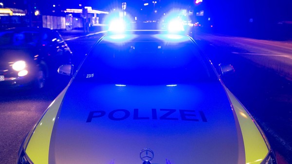 Mann bricht Weihnachtsmarkt-Hütte auf, flüchtet und springt in Fleet