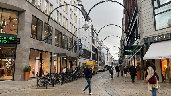 Aktion mit „Blutiger Schere“ vor Modemarke in der Hamburger City