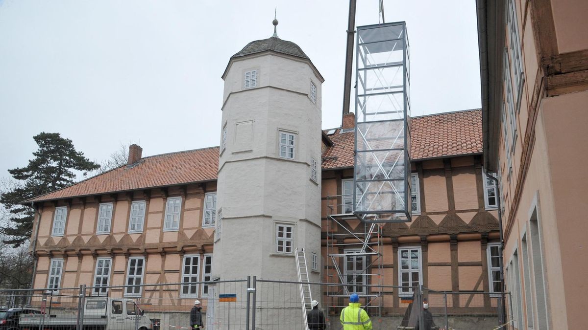 Das Schloss Fallersleben soll einen Aufzug bekommen. Neun Jahre ist es her, dass testweile im Schlosshof eine Attrappe aufgestellt wurde, um die Optik bewerten zu können. (Archivfoto)