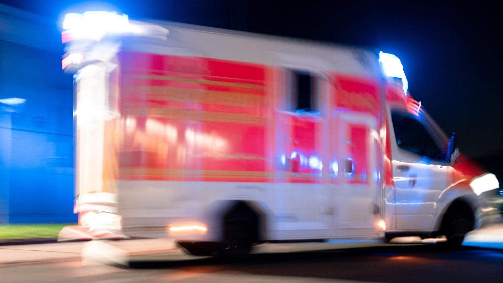 Angetrunkene-Frau-rammt-bei-Dunkelheit-parkendes-Auto