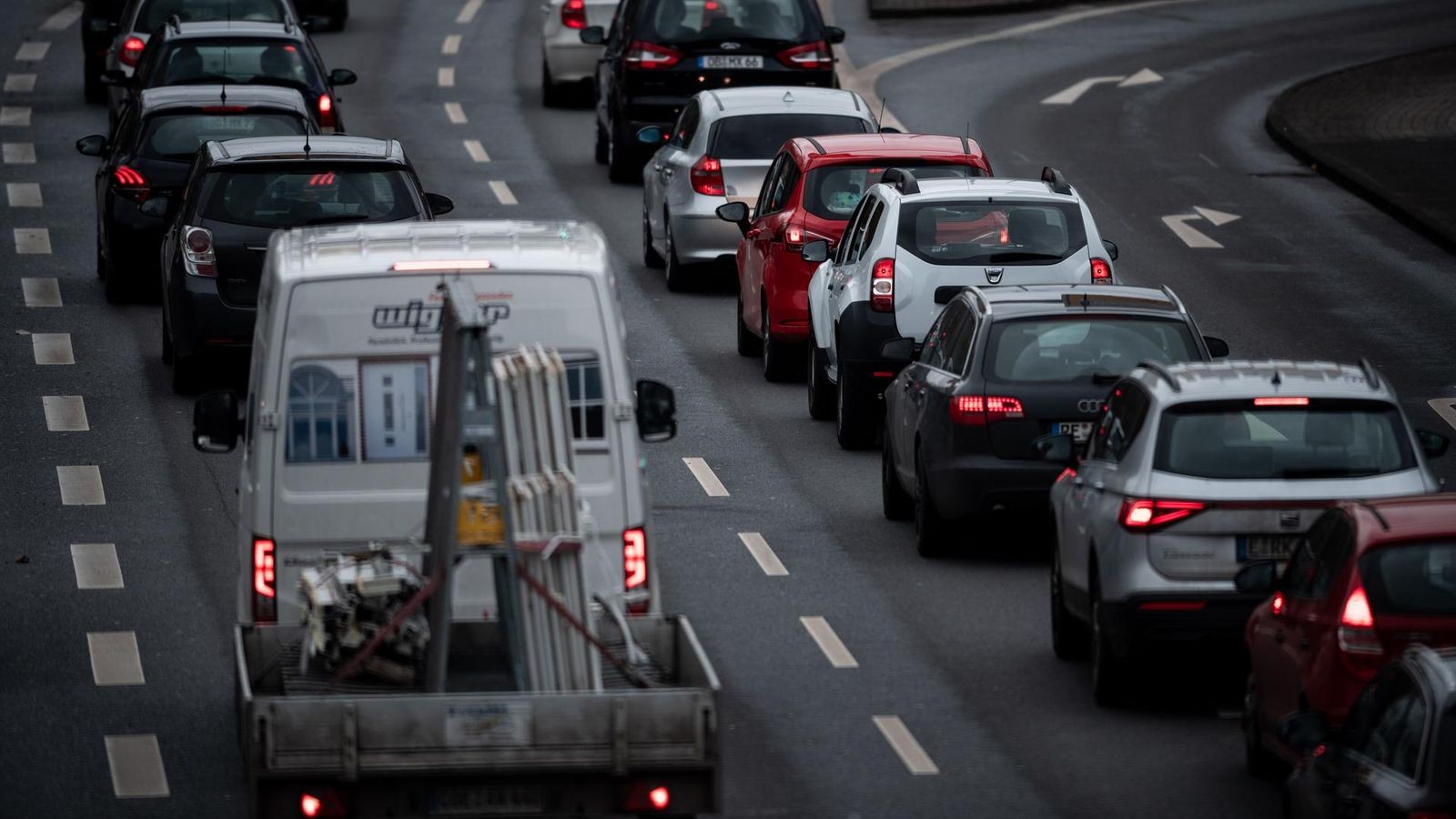 Auto-auf-Gleis-Gelsenkirchener-Hauptverkehrsachse-gesperrt