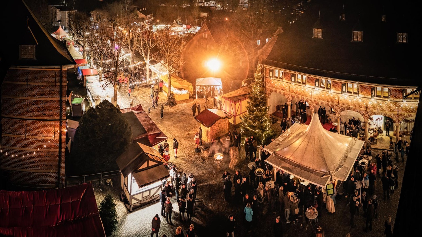 So-romantisch-Weihnachtsmarkt-vor-zauberhafter-Kulisse-ist-der-Hit