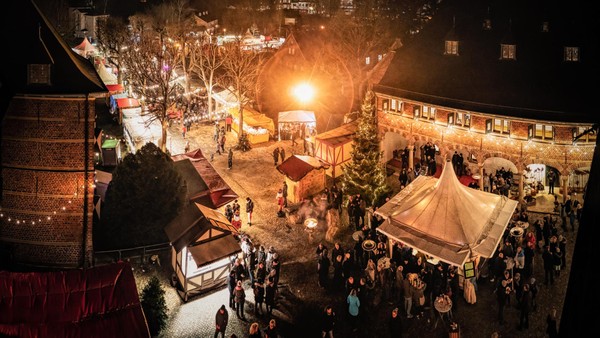 So romantisch: Weihnachtsmarkt vor zauberhafter Kulisse ist der Hit
