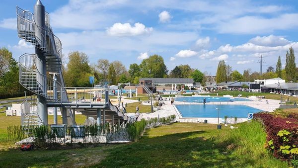 Hallenbad auf Stelzen? Geesthacht verabschiedet sich von Schwimmhalle