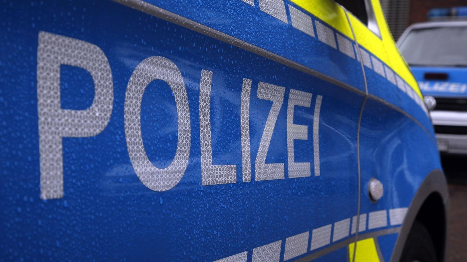 Siegener-76-f-hrt-mit-Auto-in-Gleisbett-Bahnverkehr-gestoppt