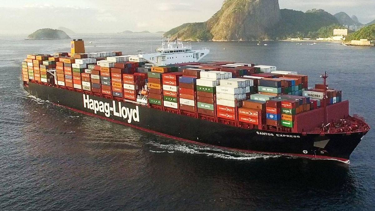 Schiffe von Hapag-Lloyd haben im ersten Halbjahr deutlich mehr Container transportiert als vor Jahresfrist. 