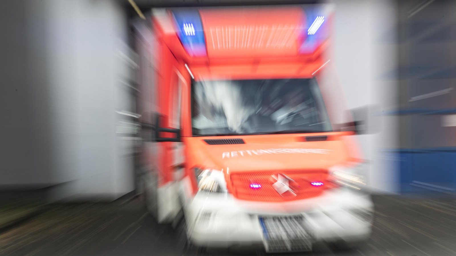 Lebensgef-hrlich-verletzt-35-J-hriger-aus-Uedem-f-hrt-gegen-einen-Stra-enbaum