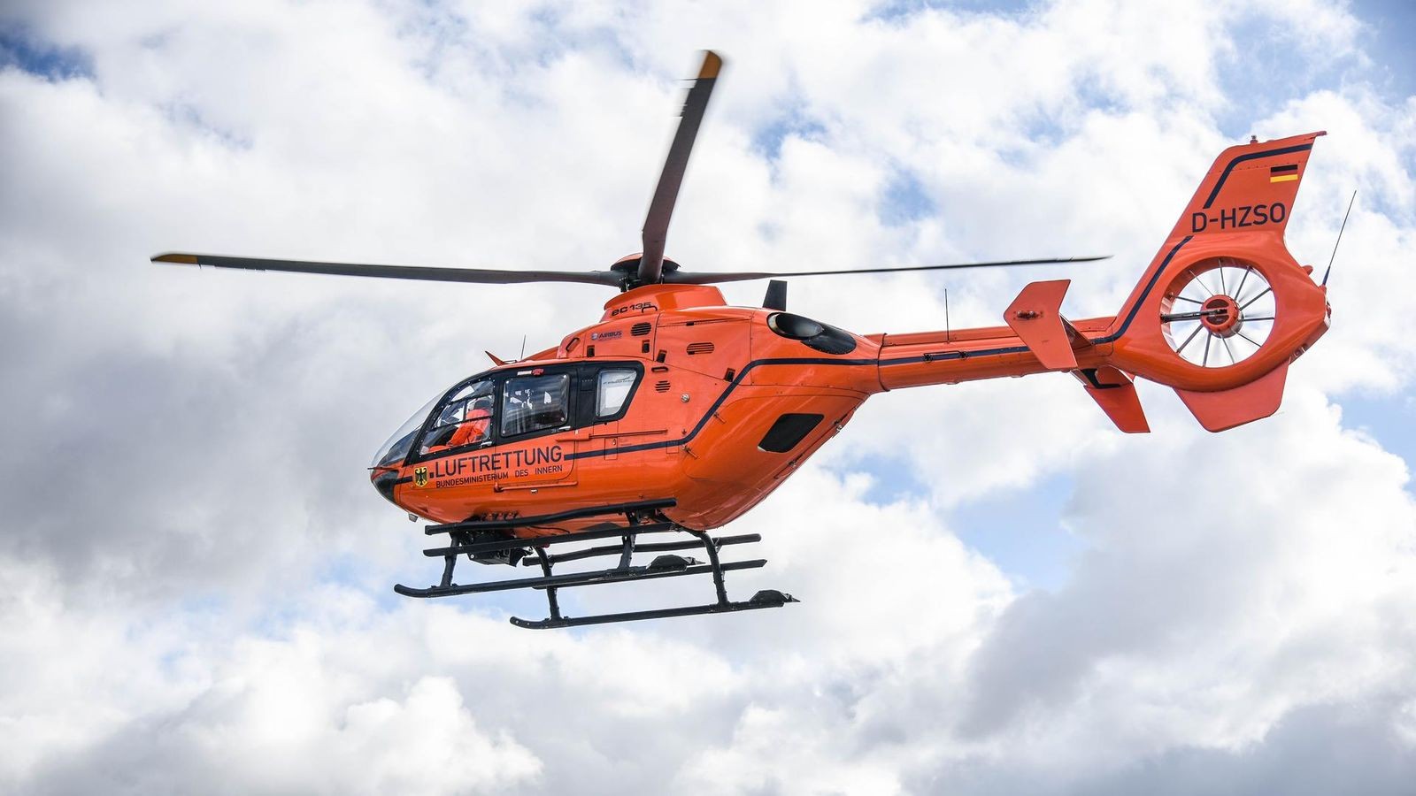 Schwerer-Unfall-Hubschrauber-landet-auf-A59-rger-ber-Gaffer