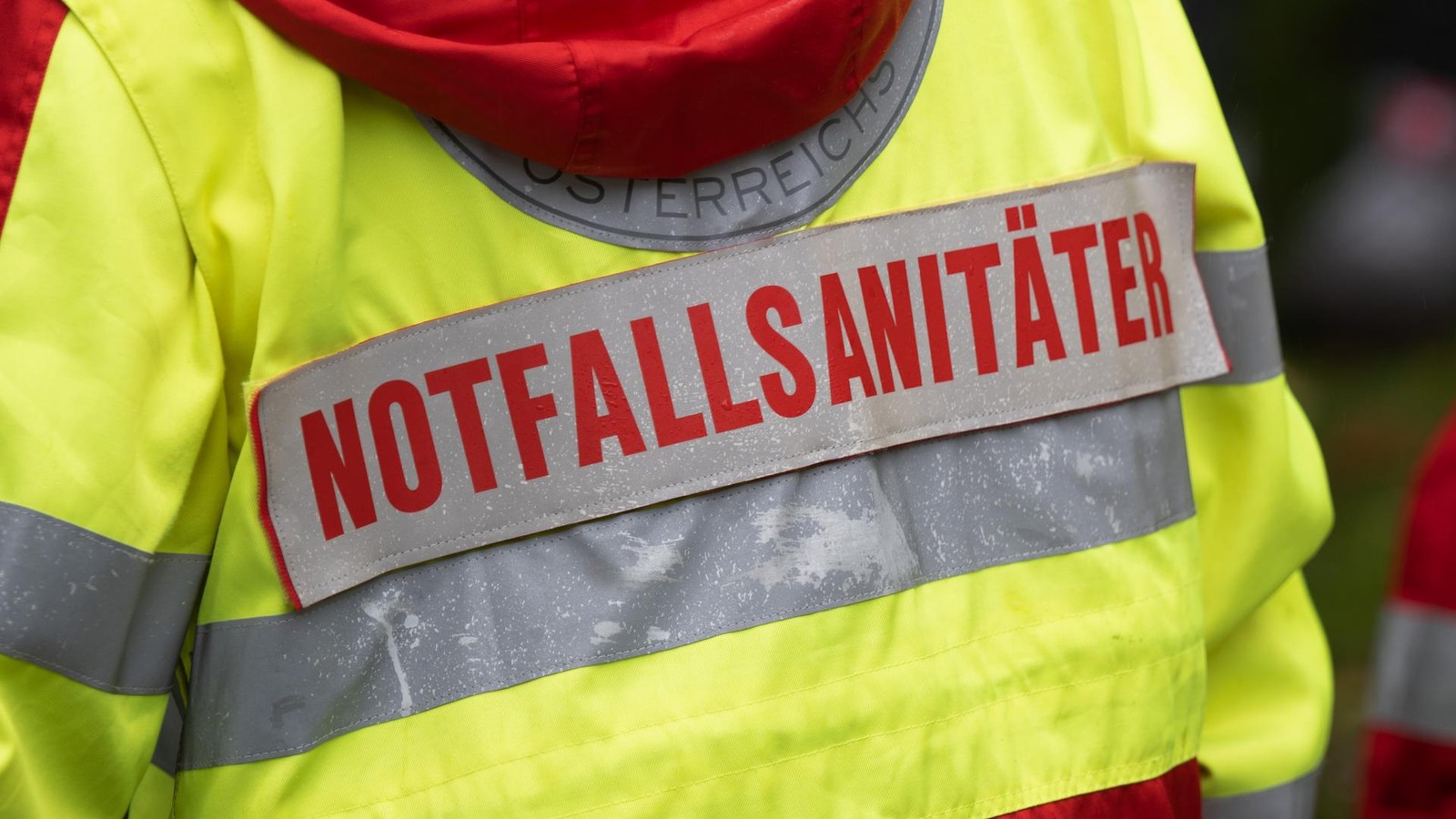 Auto-landet-bei-Unfall-in-D-sseldorf-auf-Dach-Fahrer-schwer-verletzt